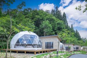 an igloo house with a glass dome on top of it at mokki STARDUST GLAMPING in Achi