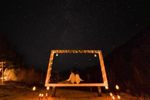 Oaspeți care stau la mokki STARDUST GLAMPING