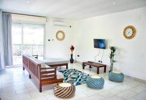 un soggiorno con divano e tavolo di RESIDENCE SAPHIR a Mahajanga