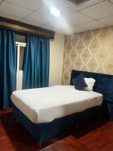 Postel nebo postele na pokoji v ubytování Mermaid Beach Hotel LLC