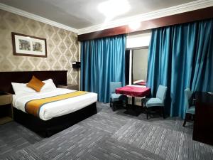Postel nebo postele na pokoji v ubytování Mermaid Beach Hotel LLC