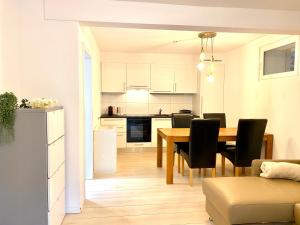 eine Küche und ein Esszimmer mit einem Tisch und Stühlen in der Unterkunft Apartments Soldanella in Leukerbad
