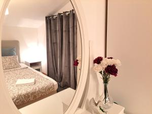 Posteľ alebo postele v izbe v ubytovaní Villa Stone Pearl with heated swimming pool