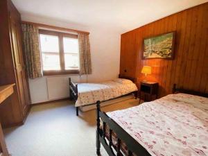 - une chambre avec 2 lits et une fenêtre dans l'établissement Ski in/out 150 m, 2 chambres , 6 personnes., à Verbier
