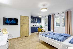 1 dormitorio con 1 cama y cocina en Na niebieskim Widoku en Breslavia