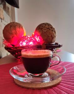 uma chávena de café num prato numa mesa em Nest studio Milmari Kopaonik em Kopaonik
