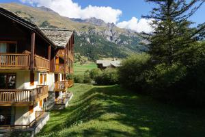 a view of a house with mountains in the background at "Alpages de Val Cenis"-Skis aux pieds-Spa-Wifi-Garage-Calme! in Lanslebourg-Mont-Cenis