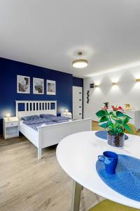 ヴロツワフにあるNa niebieskim Widokuのベッドルーム1室(ベッド1台、白いテーブル付)