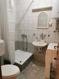 łazienka z toaletą i umywalką w obiekcie 007 Apartments - TC Global, Strumica, Macedonia w mieście Strumica