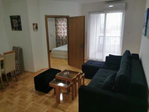 un soggiorno con divano e tavolo di 007 Apartments - TC Global, Strumica, Macedonia a Strumica