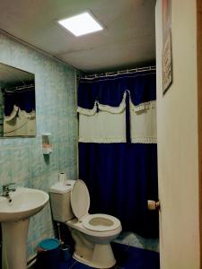 uma casa de banho com um WC e um lavatório em Backpackers House - Near The Airport em Santiago