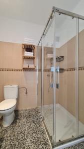 a bathroom with a shower and a toilet at Apartament Santa Margarida in Roses