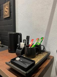 un vassoio con due tazze e spazzolini da denti su un tavolo di ZUSCH STUDIO a Pantai Cenang