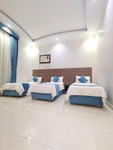 1 dormitorio con 2 camas en una habitación en سارة للشقق المفروشة - الحمدانية جدة, en Ḩayy aş Şāliḩīyah