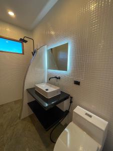 Ein Badezimmer in der Unterkunft High Life Villas