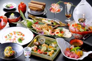 a table filled with dishes of food and glasses of wine at Iwayu in Misasa +25 photos