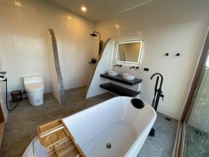 Ein Badezimmer in der Unterkunft High Life Villas