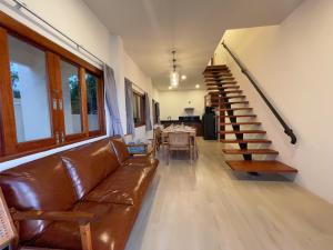 Ein Sitzbereich in der Unterkunft High Life Villas