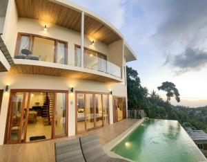 ein Haus mit einem Swimmingpool davor in der Unterkunft High Life Villas in Salad Beach