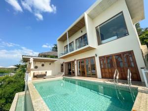 Der Swimmingpool an oder in der Nähe von High Life Villas
