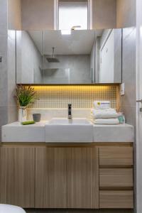 uma casa de banho com um lavatório branco e um balcão em Magnifico em Copacabana - Suite - BI204 no Rio de Janeiro