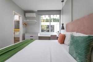 um quarto com uma grande cama branca e uma janela em Magnifico em Copacabana - Suite - BI204 no Rio de Janeiro
