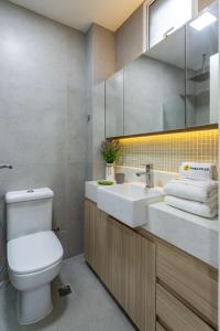 uma casa de banho com um WC branco e um lavatório. em Magnifico em Copacabana - Suite - BI204 no Rio de Janeiro