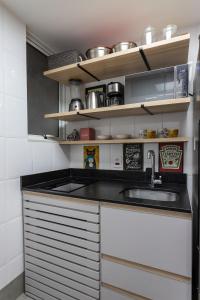 cocina con fregadero y encimera en Magnifico em Copacabana - Suite - BI204, en Río de Janeiro