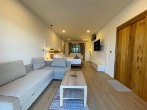 sala de estar con sofá y mesa en High Life Villas en Salad Beach