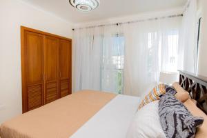 1 dormitorio con cama y ventana grande en The Ultimate Escape Unpack Relax Enjoy, en Punta Cana