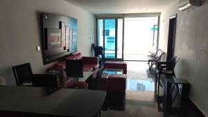 - un salon avec des canapés, des chaises et une fenêtre dans l'établissement Cabaña 5 Castillo Club House, à Coveñas