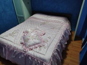 - un lit avec un couvre-lit rose et des oreillers dans l'établissement Affittacamera Mauro vasto, à Vasto