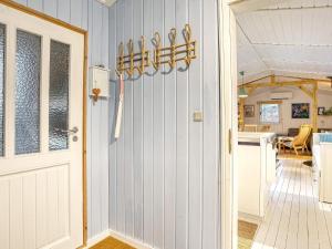 una stanza con una porta con forbici appese al muro di Holiday home Rødby LIV a Rødby