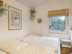 Posto letto in camera con finestra di Holiday home Rødby LIV a Rødby