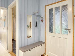 um quarto com uma porta com um banco ao lado em Holiday home Rødby LIV em Rødby