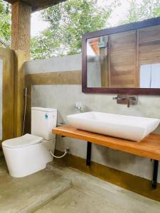 y baño con lavabo y aseo. en Rock Shade Chalet- Sigiriya, en Sigiriya