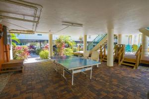 una mesa de ping pong en el medio de una habitación en Sunset Vistas 501W en St Pete Beach