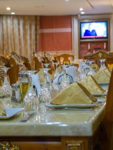 einen Tisch mit Gläsern und Servietten darüber in der Unterkunft Hôtel Atenas in Tétouan