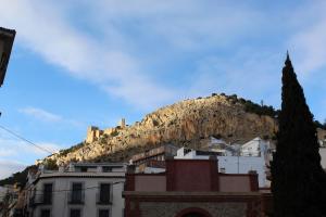 a hill with a castle on top of a building at Al pie del Camarín con parking gratis in Jaén