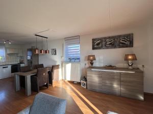 uma sala de estar com uma cozinha e uma sala de jantar em Aan de Kis em Stevensweert
