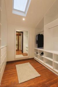 Studio 474 في كولومبو: غرفة بها رفوف بيضاء ونافذة وسجادة