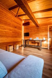 Habitación de madera con cama y mesa. en Casa di Piero e Marilena, en Candelo