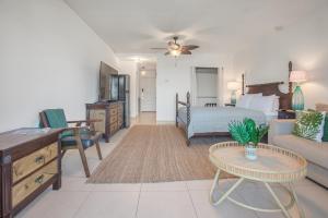 1 dormitorio con 1 cama y sala de estar en Beautiful Maho Condo Steps from the Beach, en Maho Reef