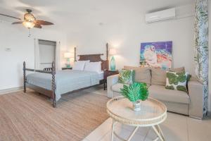 Postel nebo postele na pokoji v ubytování Maho Beach House - Luxe Studio - Ocean View + 11 fotografií