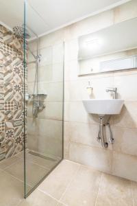 Un baño con lavabo y ducha en New Loft in the Heart of City Center, en Heraclión