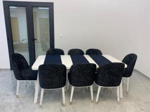 une table noire et blanche entourée de chaises dans l'établissement Appartamento di lusso in Tunisia, à Tunis