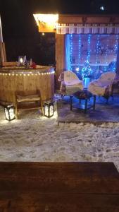 een podium met stoelen en een tafel met verlichting bij Drevenica pri jazere - relax vo vírivke in Banský Studenec