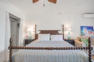 Rúm í herbergi á Maho Beach House - Spacious 2 Bedroom - Ocean View