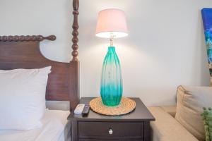 Rúm í herbergi á Maho Beach House - Spacious 2 Bedroom - Ocean View