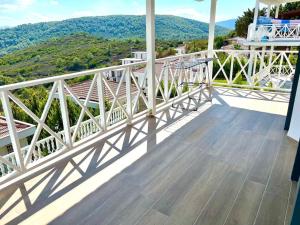 - un balcon avec vue dans l'établissement Luxury and comfortable villa with a view, à Milas